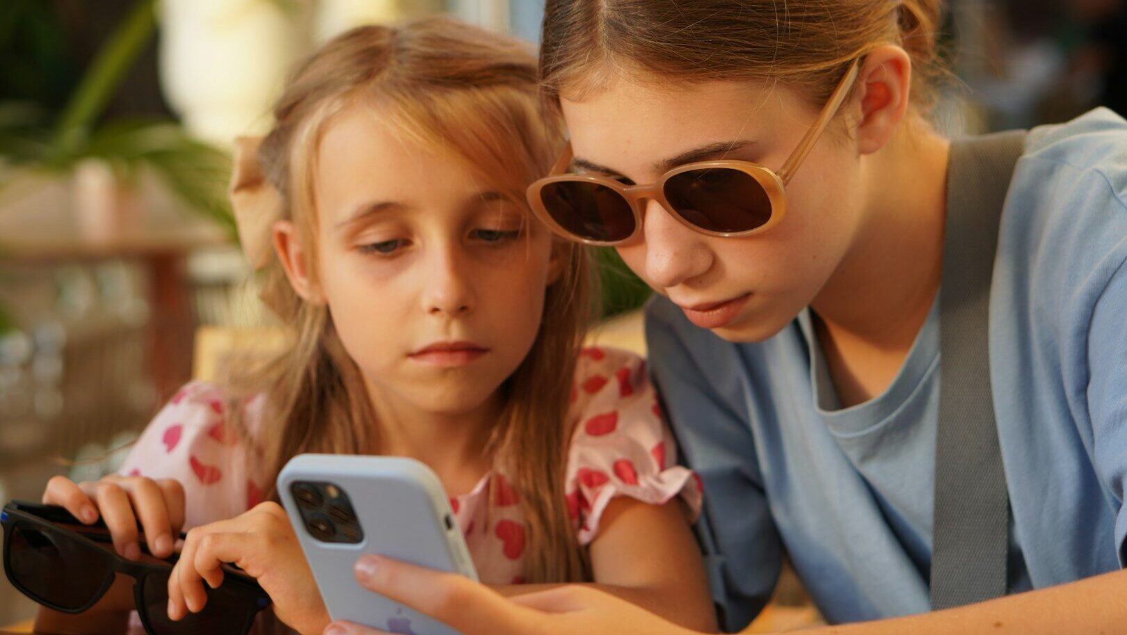 Babišův plán s mobily tvrdě narazil. Ombudsman varuje před nečekaným dopadem