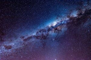 Jak se vesmír vymanil z temnoty? Hubbleův teleskop zachytil záření, které mělo být skryté