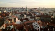 Praha suší miliardy na účtech. Přicházíme kvůli tomu o tisíce bytů a parkovací domy