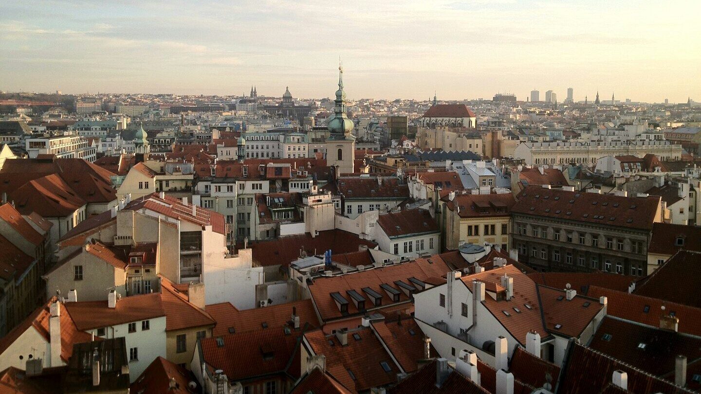 Praha suší miliardy na účtech. Přicházíme kvůli tomu o tisíce bytů a parkovací domy