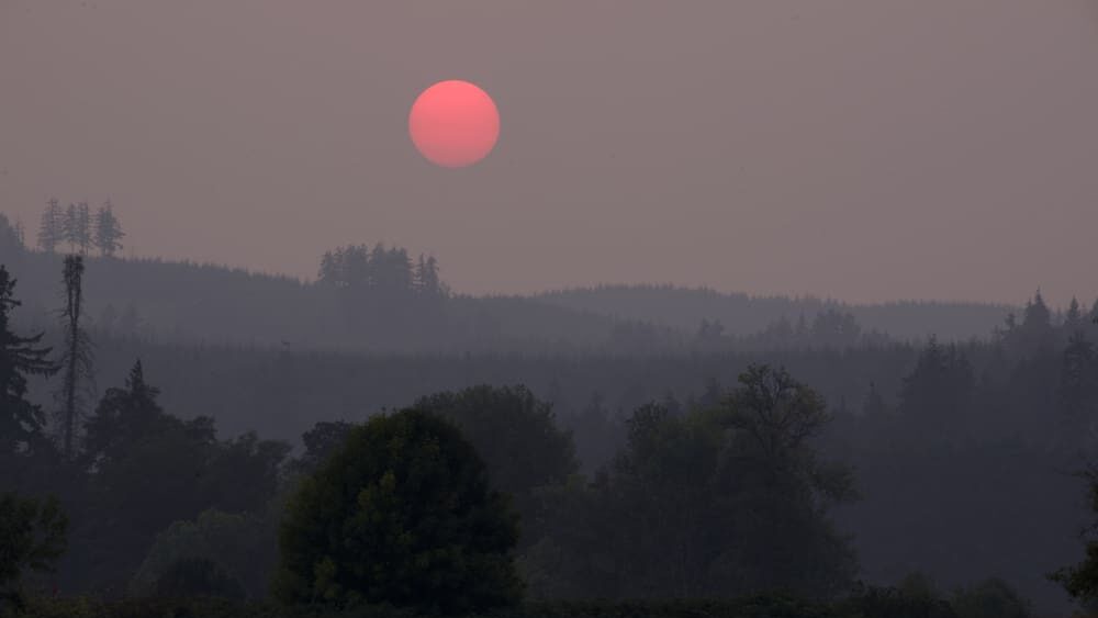 Rudé Slunce není záhada. Kouř z požárů mění světlo procházející atmosférou