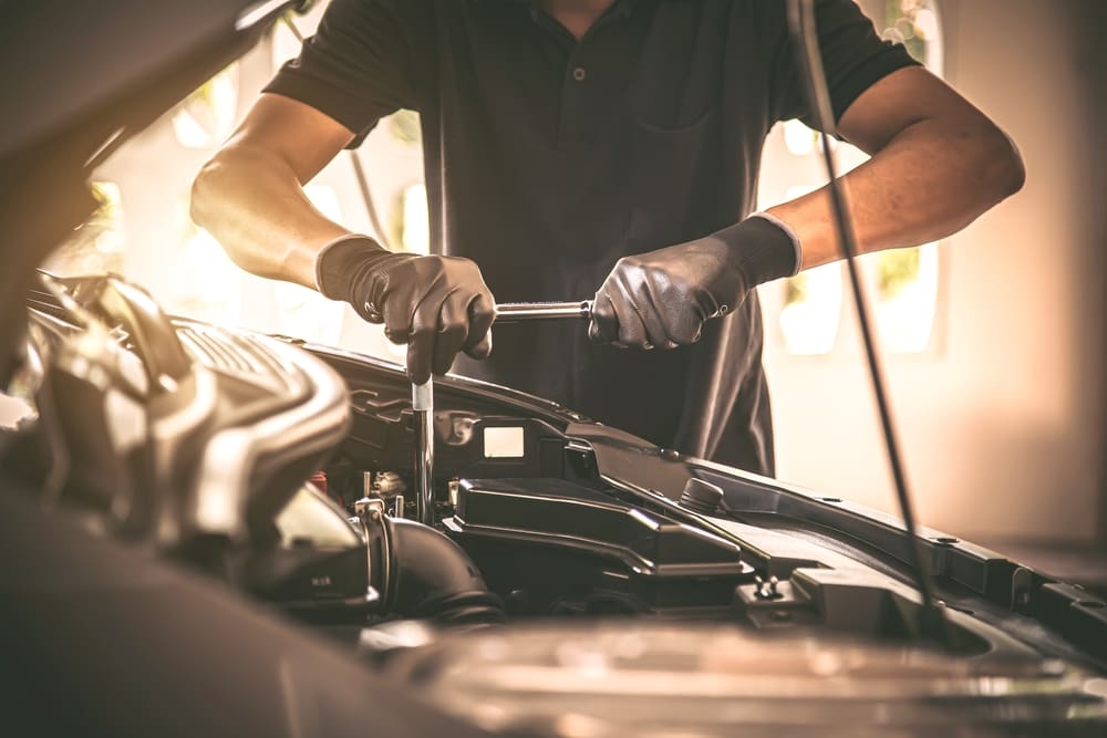 Mechanik varuje: Nikdy neotvírejte nádržku chladicí kapaliny u horkého motoru