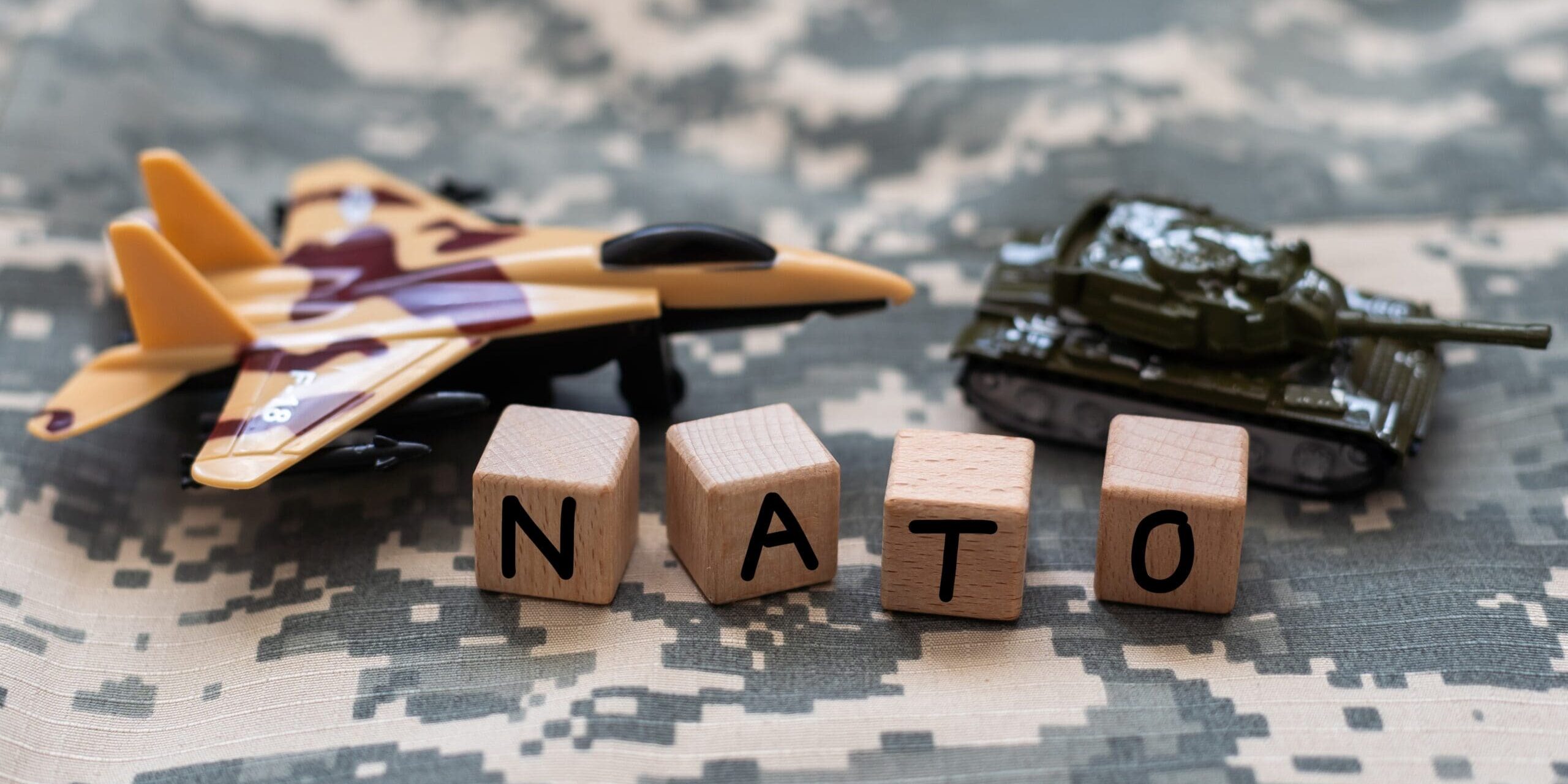 Rozkol na summitu NATO: Trump útočí na spojence kvůli Íránu a chce Grónsko
