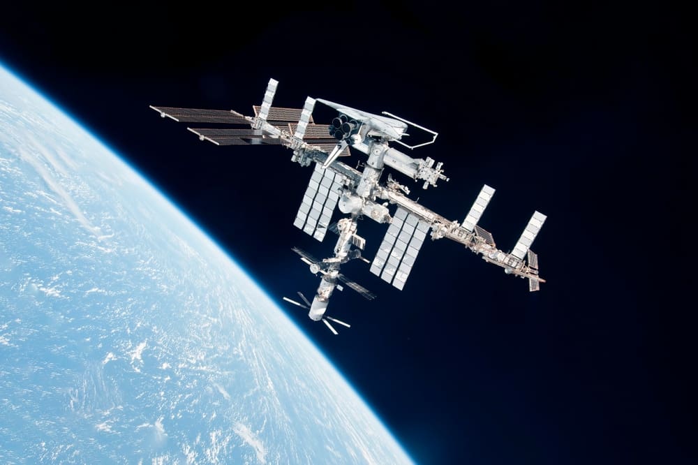 Vystřelit ISS na Slunce je kvůli oběžné rychlosti nemožné. Stanice nakonec skončí v Tichém oceánu