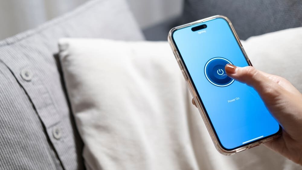 Vypnutí mobilu na 5 minut denně posiluje bezpečnost. Apple zavádí i samorestart
