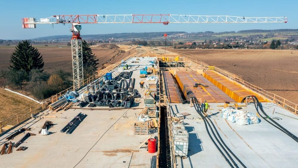 35 kilometrů a 71 miliard. Boj o nejdražší dálnici v Česku míří do finále