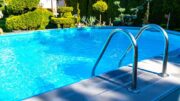 Provoz bazénové filtrace se v létě prodraží. Správné načasování a čištění filtru ale ušetří peníze