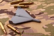 Nákladní lodě jako špionážní platformy? Nová zpráva IISS analyzuje přelety dronů nad jadernými objekty