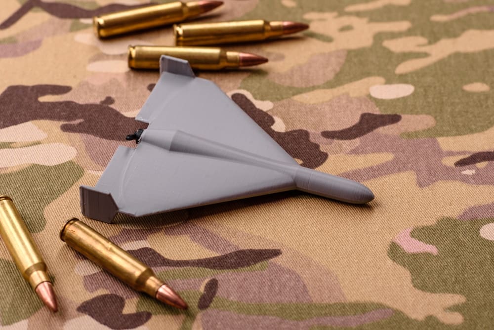 Nákladní lodě jako špionážní platformy? Nová zpráva IISS analyzuje přelety dronů nad jadernými objekty