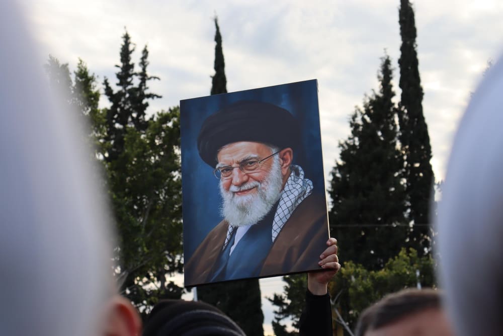 Šest dní hněvu a slz. Dav u rakví Chameneího rodiny skanduje smrt Americe a Izraeli