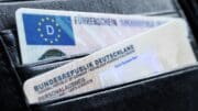Zkontrolujte občanky rodičům z ročníku 1936 a starším. Od srpna 2026 neplatí