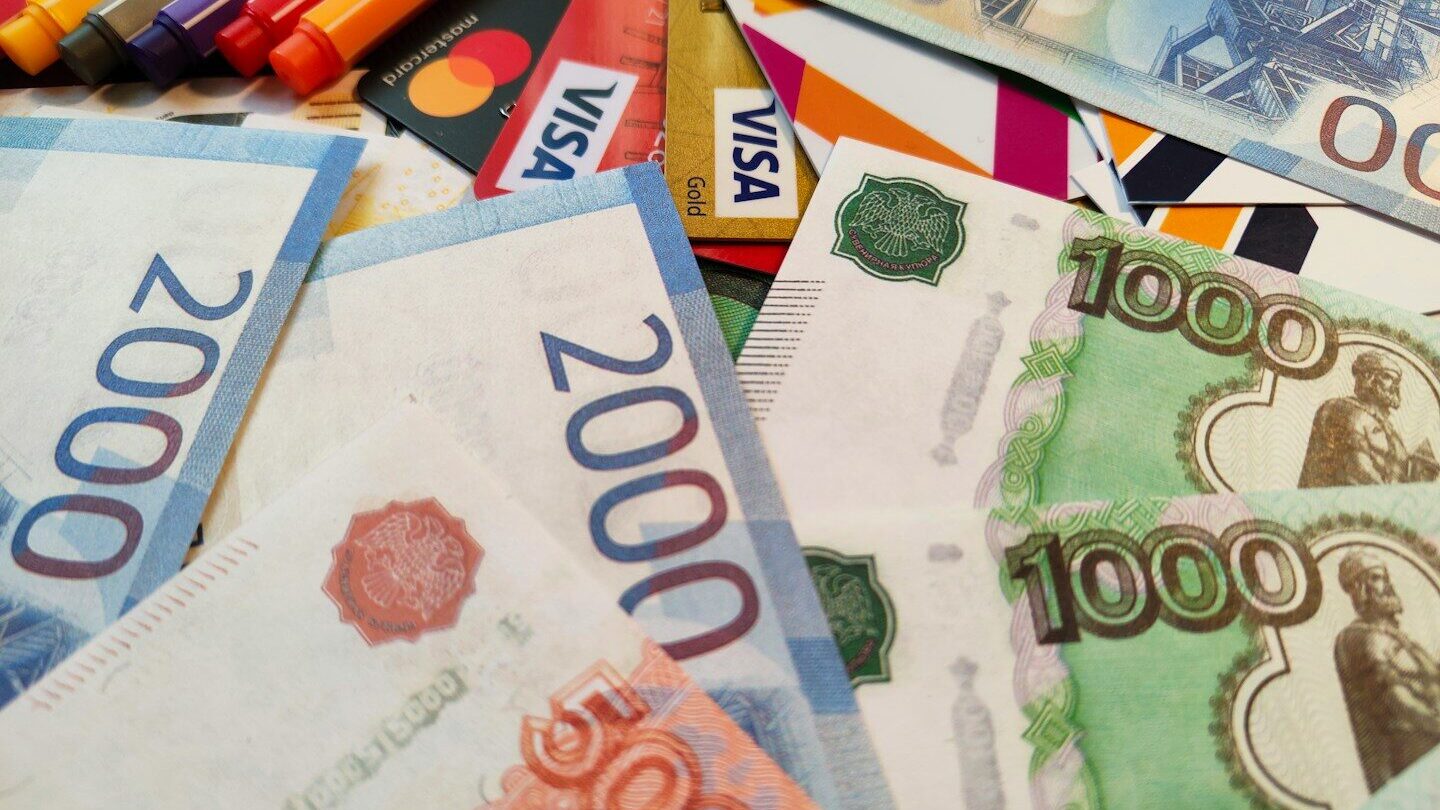 Nové sankce EU mají omezit ruské banky, zemi zároveň prudce roste počet bankrotů