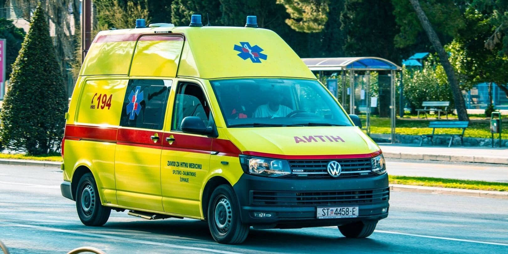 Češi hazardují před sanitkami. Tohle pravidlo platí, i když svítí zelená