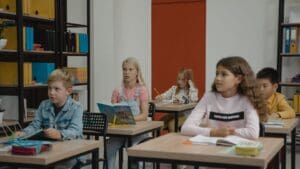 Rodiče prvňáčků by s nákupy neměli spěchat. První školní den může část seznamu vyřešit za ně