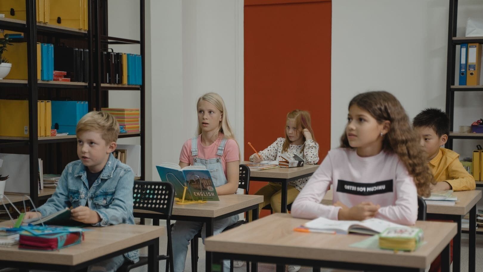 Rodiče prvňáčků by s nákupy neměli spěchat. První školní den může část seznamu vyřešit za ně
