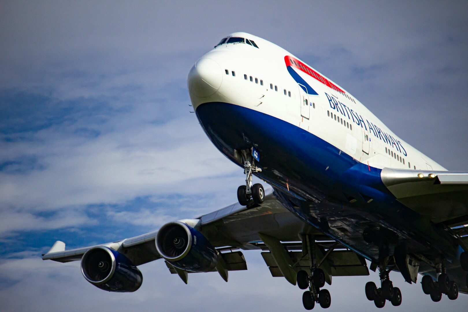 Boeing 747 chátrá na španělském letišti téměř 20 let. Po letech sporů míří k dražbě