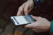 Raději napíšete deset vět, než pošlete hlasovku. Psychologie za tím vidí konkrétní důvod