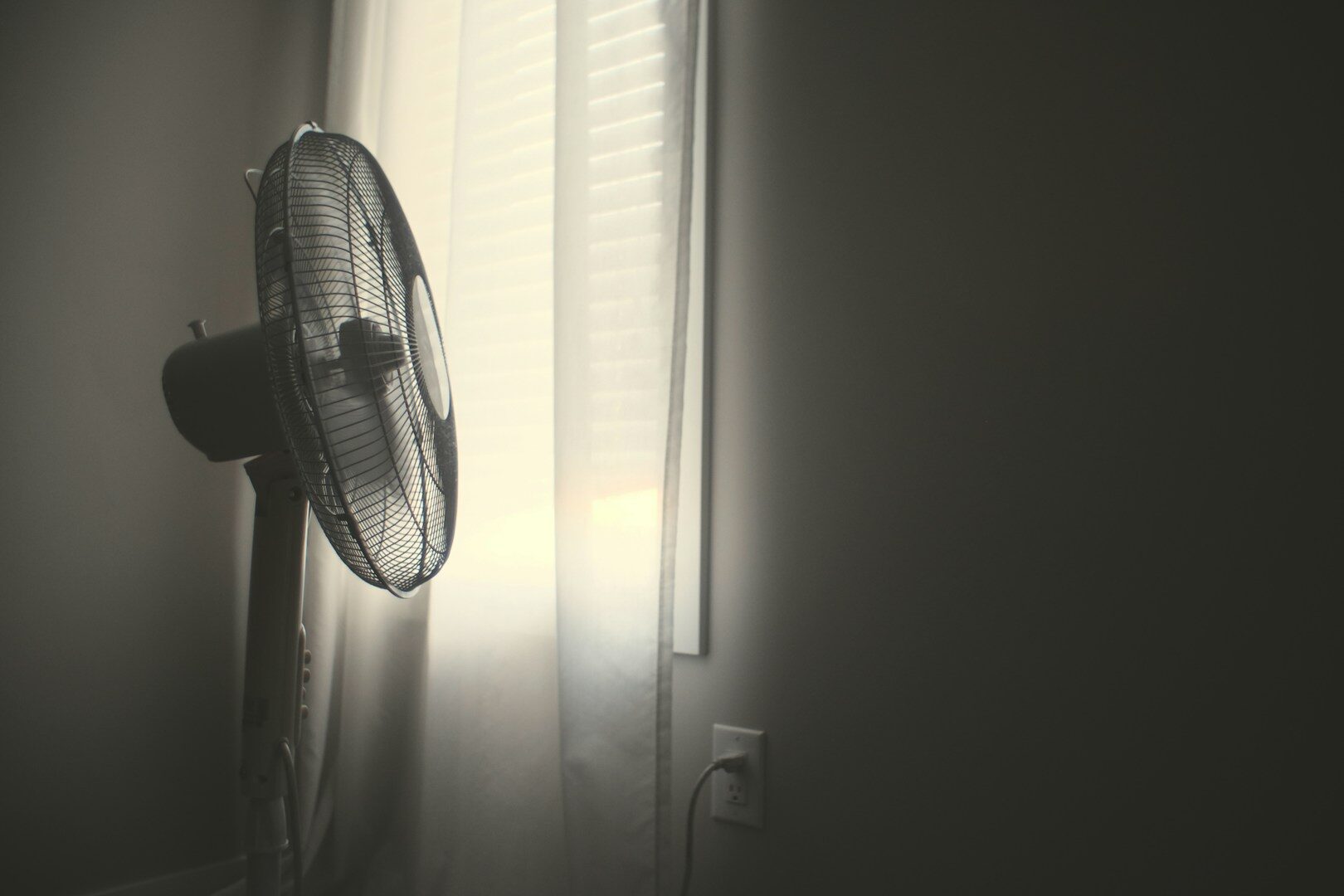 Trik s ventilátorem v okně může selhat. Když ho otočíte špatně, doma se upečete
