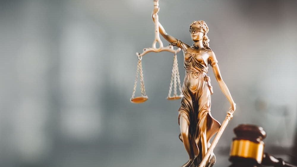 Právníci bijí na poplach. Varují před trendem, který může změnit české zákony