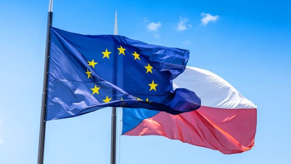 Nová pravidla mezd měla platit už od června. Česko je stále nemá
