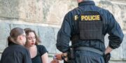 Stačí pár vteřin a máte problém. Policie ukázala, co řidiči na dálnici stále dělají