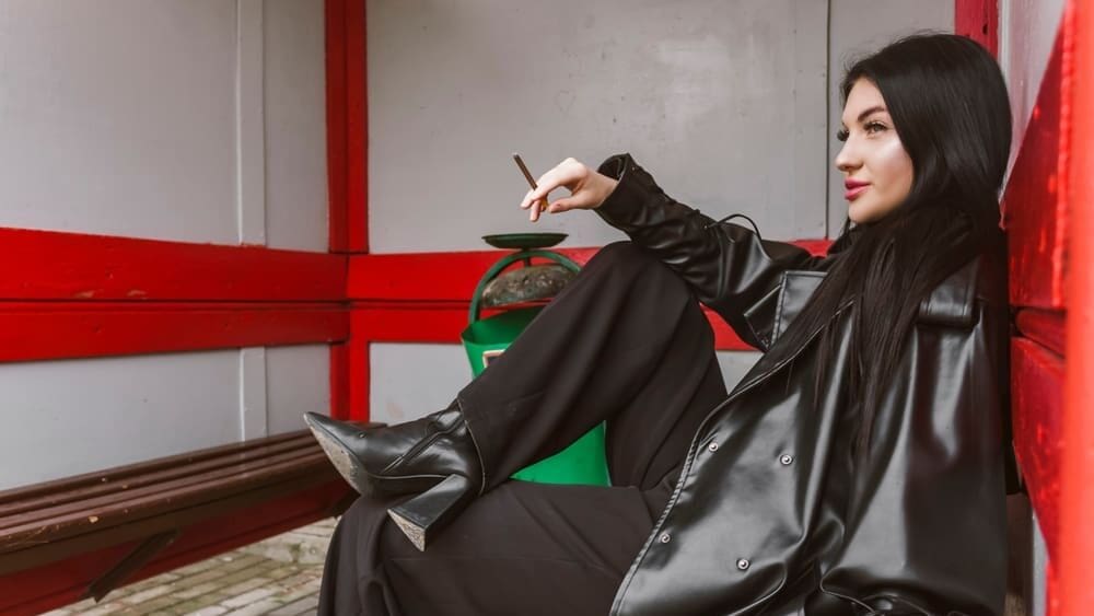 Cigareta při čekání na tramvaj vás může stát 10 000 Kč