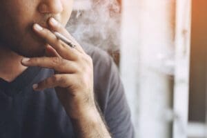 Jedna země vykouří polovinu cigaret světa. Boj proti nim komplikuje nečekaný střet zájmů
