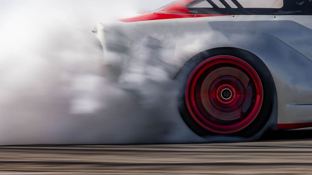 Tohle není elektromobil ani proudový vůz. Přesto se rozjel na neuvěřitelných 654 km/h