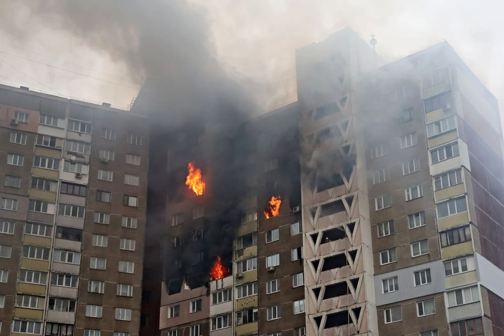 Rusové udeřili na sklady u Kyjeva. Když přijeli záchranáři, zaútočili znovu