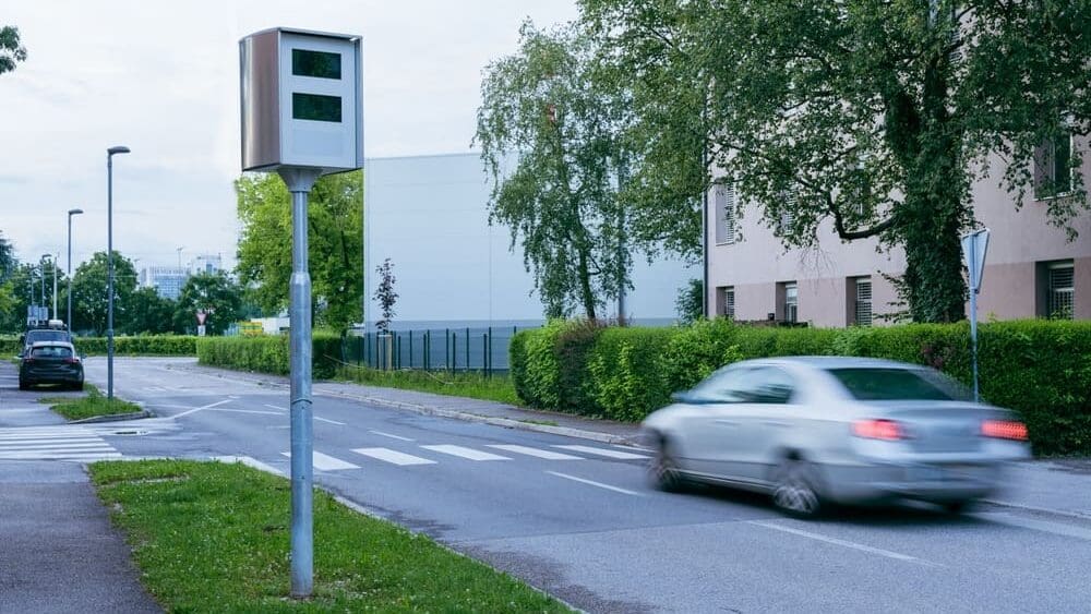 Sousedé přitvrzují na řidiče. Ve hře jsou pokuty přes 42 tisíc