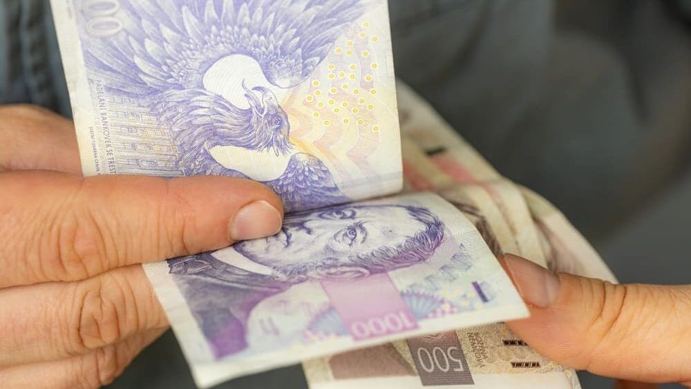 Senioři mohou dostat zpět tisíce z penzijního spoření. Musí ale podat žádost
