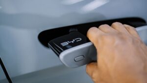 Čínská auta dobývají Evropu. Uznávaný mechanik by ale své peníze utratil úplně jinak