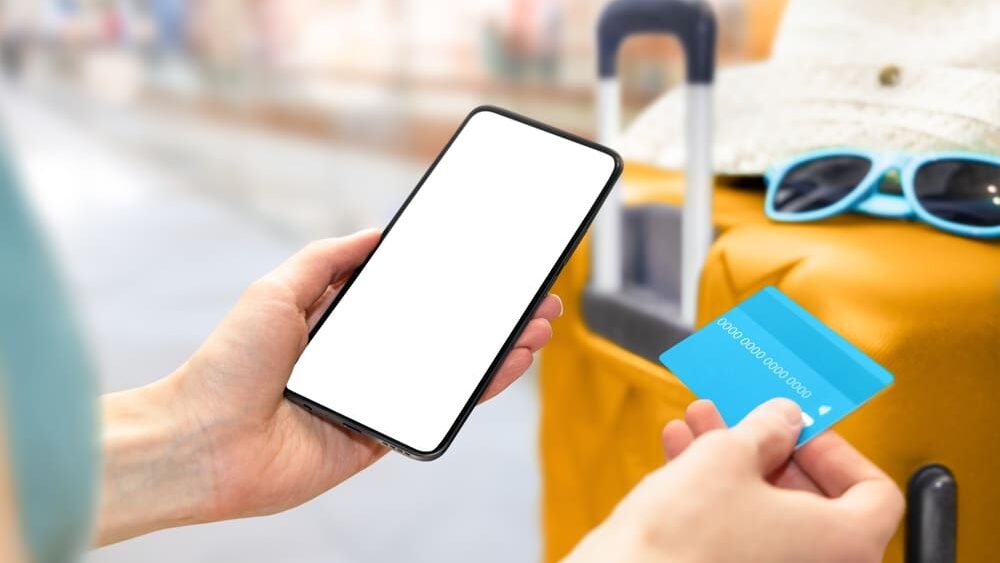 Platební karta může ušetřit peníze i čas na letišti. Stačí zkontrolovat její skryté benefity