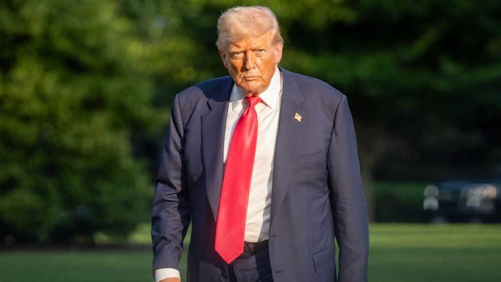 U Trumpova golfového hřiště zadrželi ozbrojeného muže. Policie u něj našla zbraně i znepokojivé zápisky