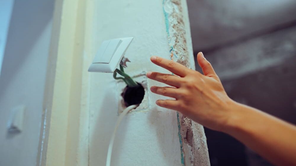 Pračka nebo lednice vás při dotyku „kope“? Elektrikář varuje, že je potřeba hned jednat