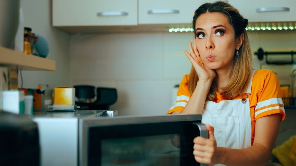 Tyhle malé dírky má každá mikrovlnka. Jejich skutečný účel zná málokdo