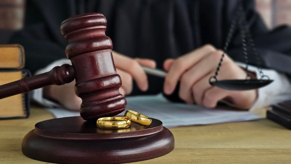 Ani 30 let manželství Čechům nepomůže. Po rozvodu vám stát vdovský důchod nedá