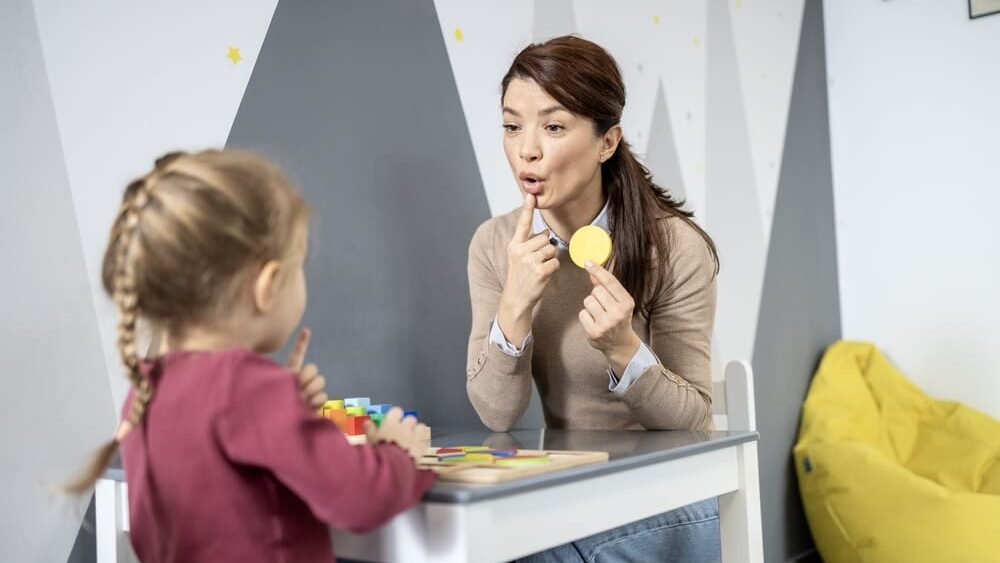 Mozek stárne, jazykové schopnosti ale drží. Podle vědců je chrání celoživotní hromadění znalostí