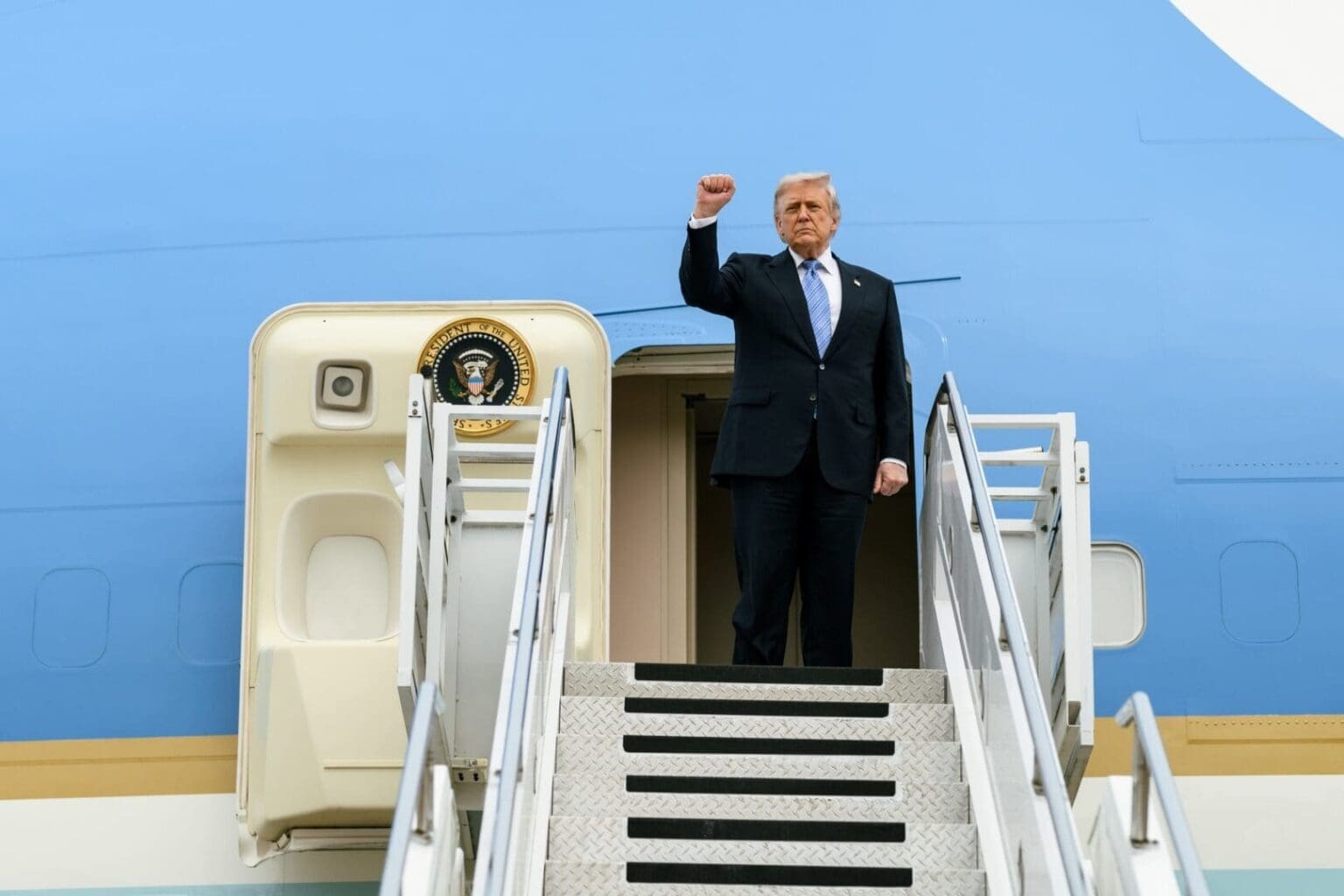 Trumpův odlet byl dokonale sehraným divadlem. Pravda o Air Force One prosákla ven až po týdnech