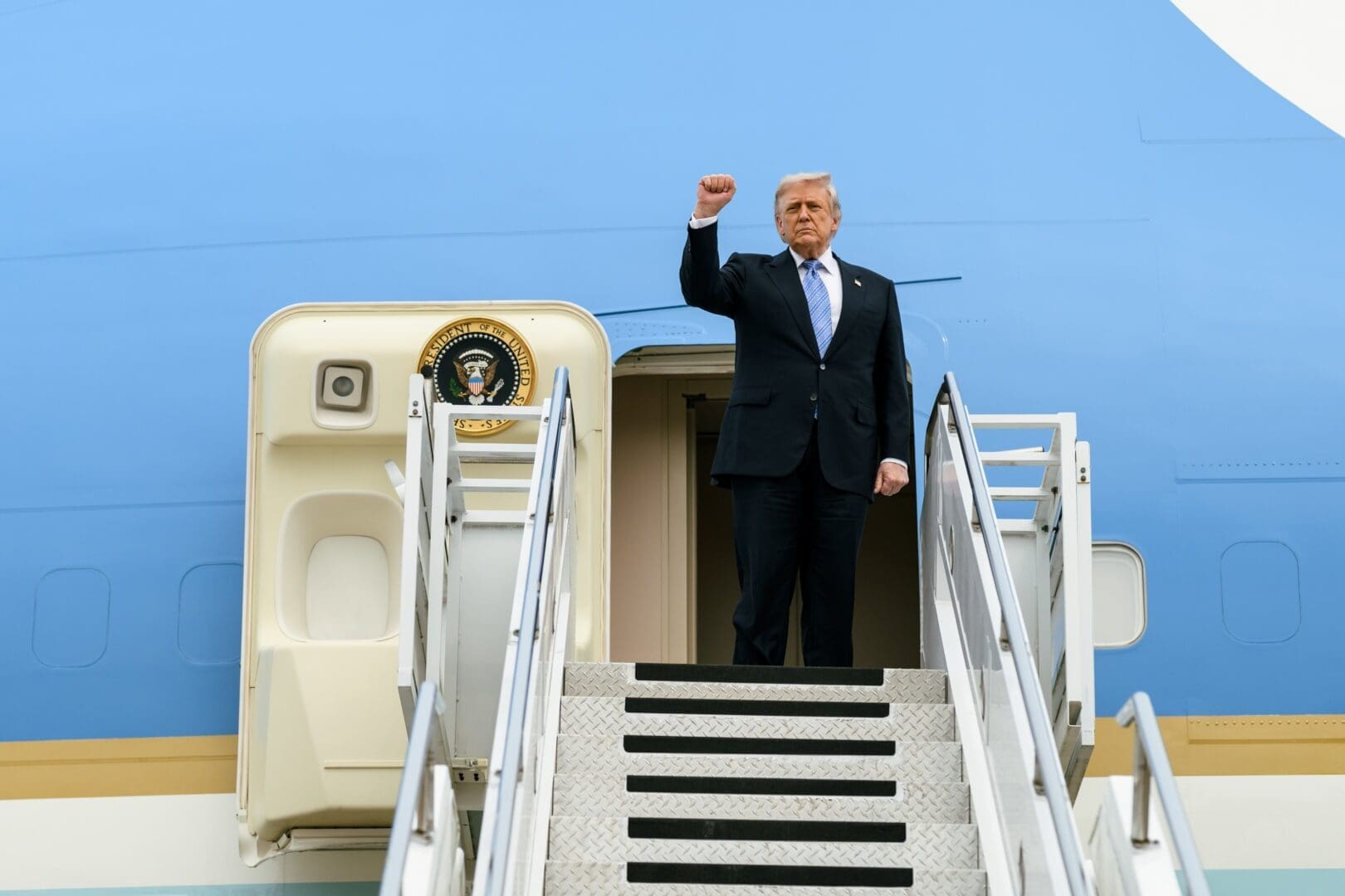 Trumpův odlet byl dokonale sehraným divadlem. Pravda o Air Force One prosákla ven až po týdnech