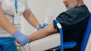 Za odběr krve nevzniká nárok na odměnu. Dárci přesto mohou získat peníze jinou cestou