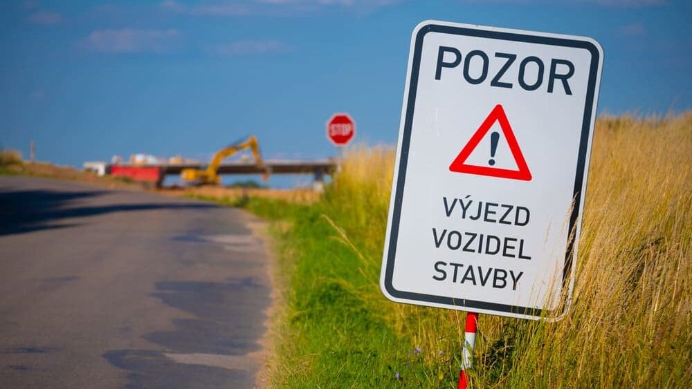 Řidiče čekají krušné měsíce. Na D11 začíná největší oprava letošního roku