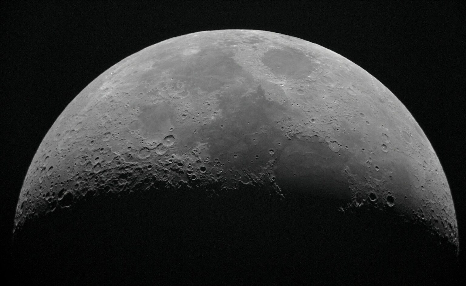 Mars může skrývat neznámé riziko. Vědci proto navrhují neobvyklé řešení