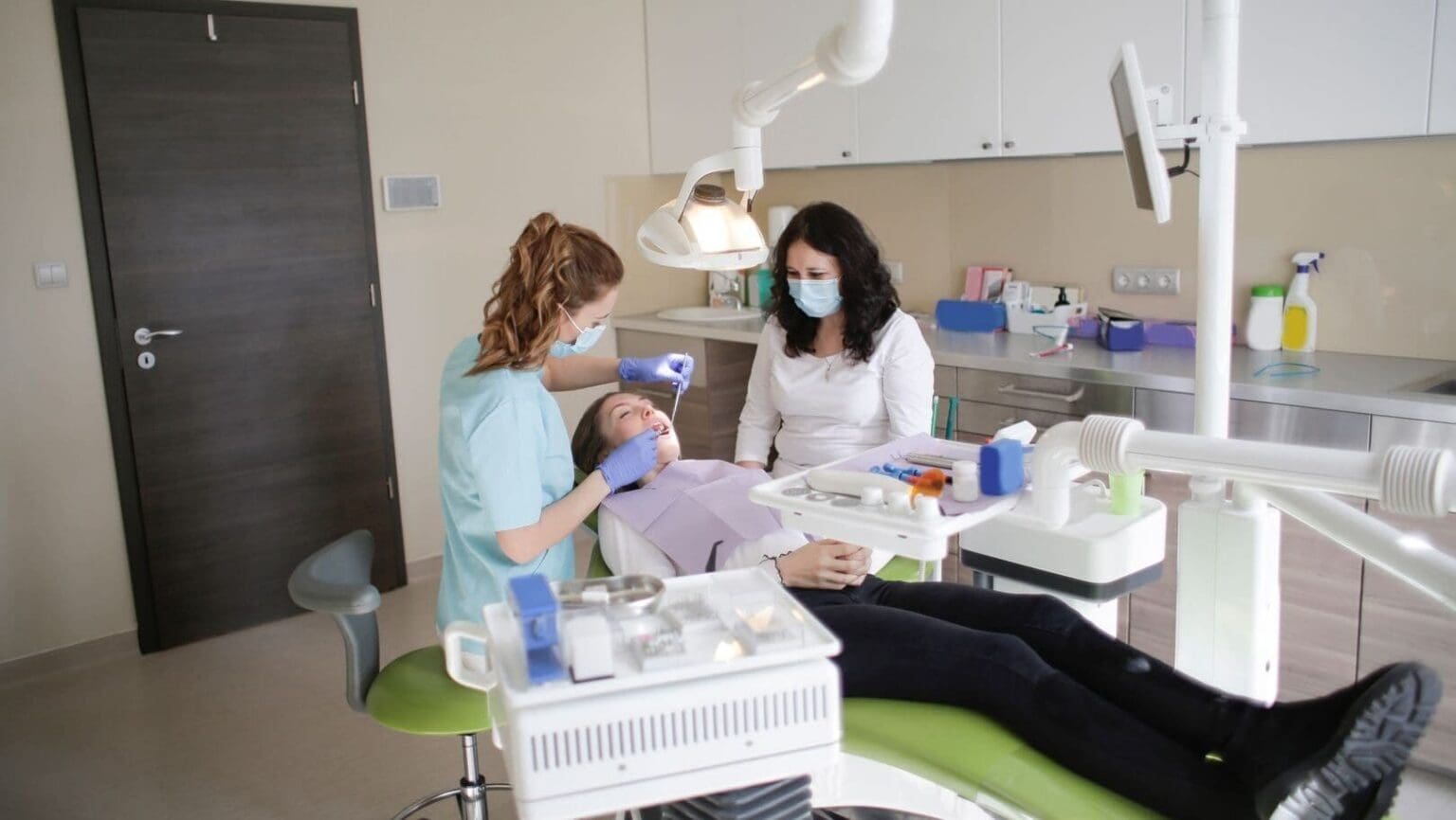 Velká razie ve VZP a farmaceutických firmách. NCOZ si přišla pro dokumenty, tři lidé skončili v poutech