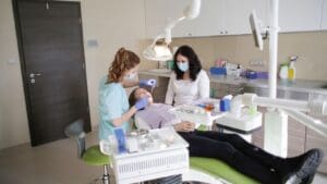 Velká razie ve VZP a farmaceutických firmách. NCOZ si přišla pro dokumenty, tři lidé skončili v poutech