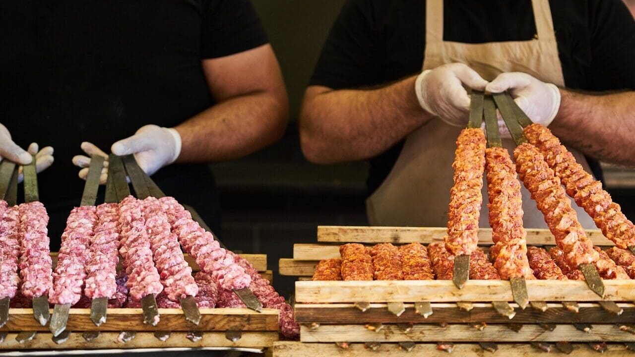 Máte chuť na kebab? Možná vás přejde. Celníci našli 635 kilo masa převáženého bez chlaze