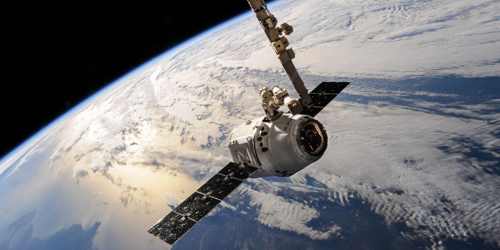 Chtějí svítit na Zemi z oběžné dráhy. Plán 50 000 satelitů vyvolává obavy astronomů i pilotů