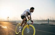 Řidiče čeká od října nové pravidlo při předjíždění cyklistů. Nestačí už jen dodržet odstup