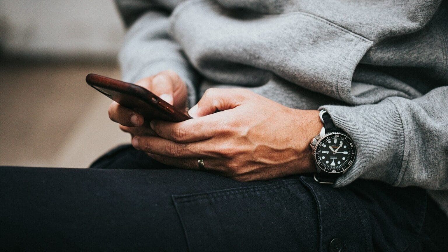 Janek Rubeš upozornil na SMS předplatné. 99 Kč týdně udělá přes 5 000 Kč ročně, lidé si toho nemusí všimnout
