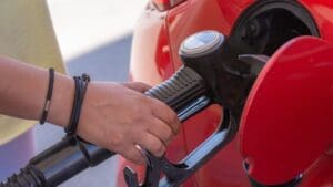 Řidiče čeká dražší tankování. V nejhorším scénáři může rozdíl dosáhnout 11 Kč za litr